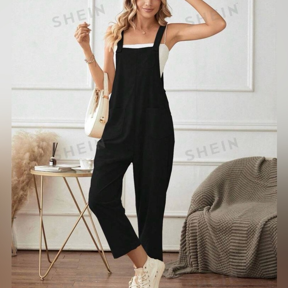 Never worn SHEIN solid pocket, patched overall jumpsuit size medium.